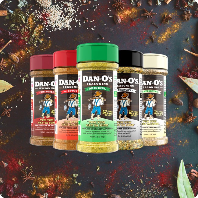 Cinq pots de mélanges d’épices Dan-O’s sur fond d’épices. 