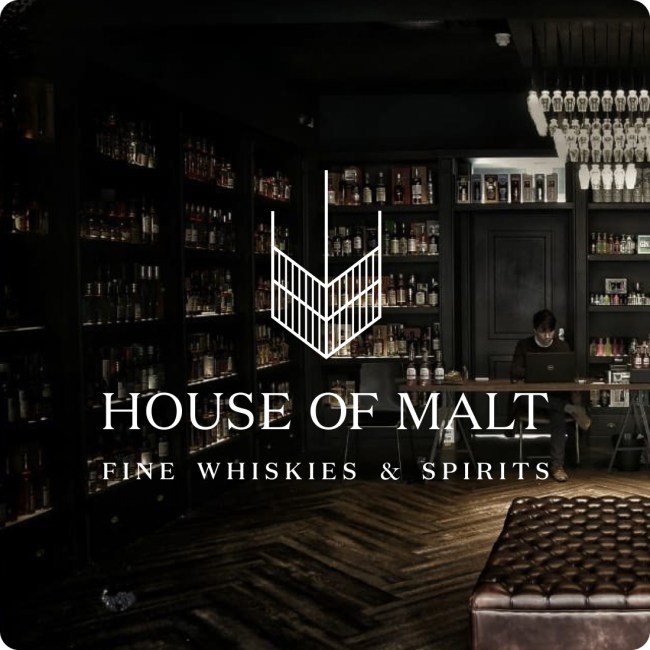Le logo de House of Malt superposé sur une image de boutique de whisky.
